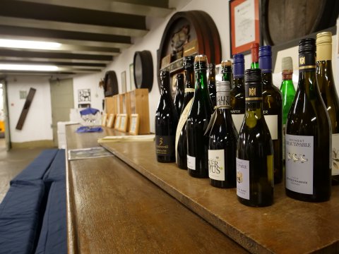 Verschiedene Weinflaschen, die zur Verkostung im Keller des Bremer Ratskeller stehen. 